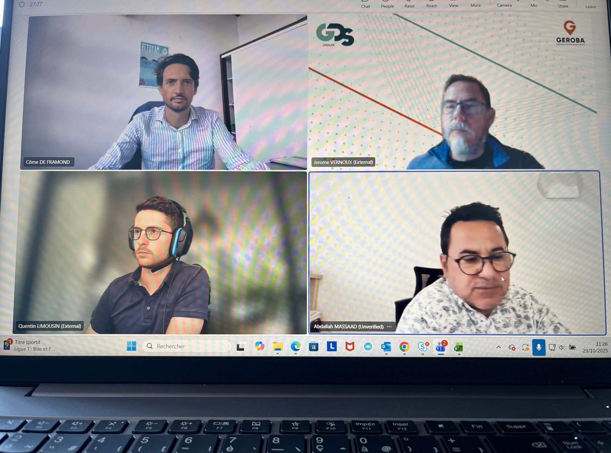 Piquetage de la signalisation touristique à Mayotte par groupe gds