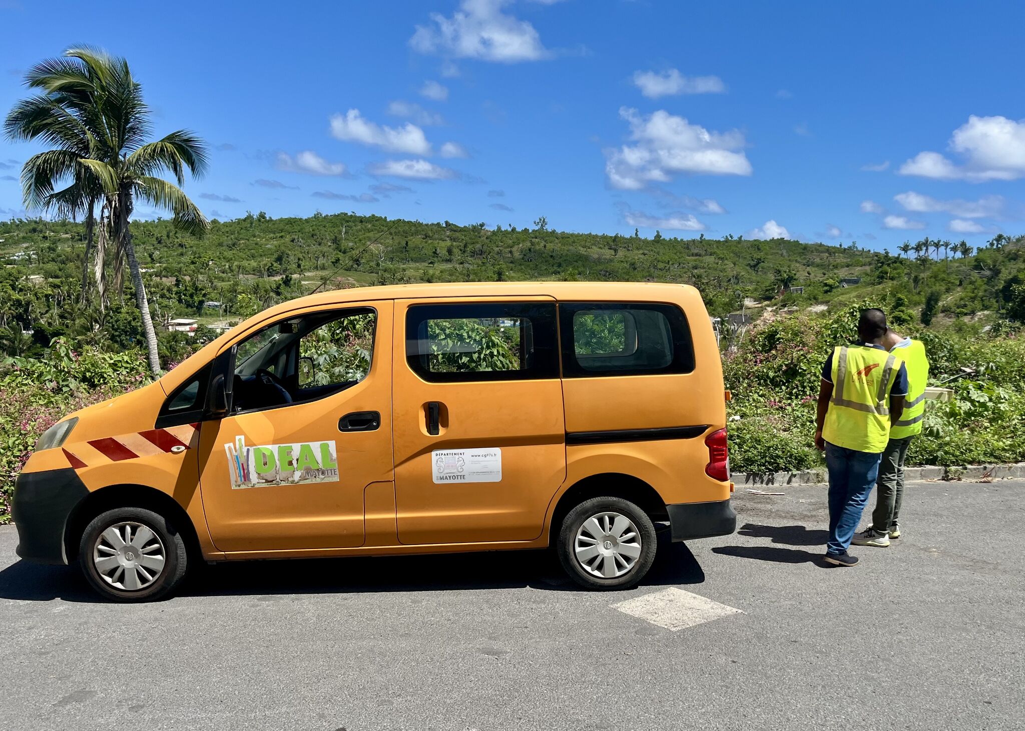 Piquetage de la signalisation touristique à Mayotte par groupe gds