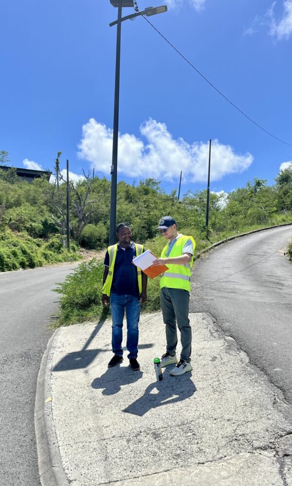 Piquetage de la signalisation touristique à Mayotte par groupe gds