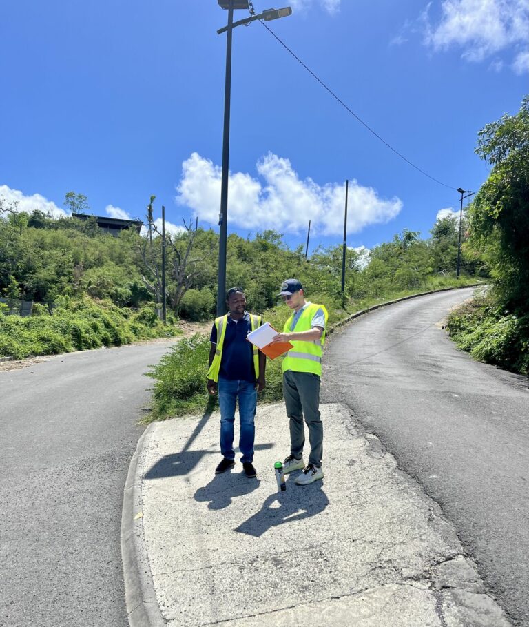 Piquetage de la signalisation touristique à Mayotte par groupe gds