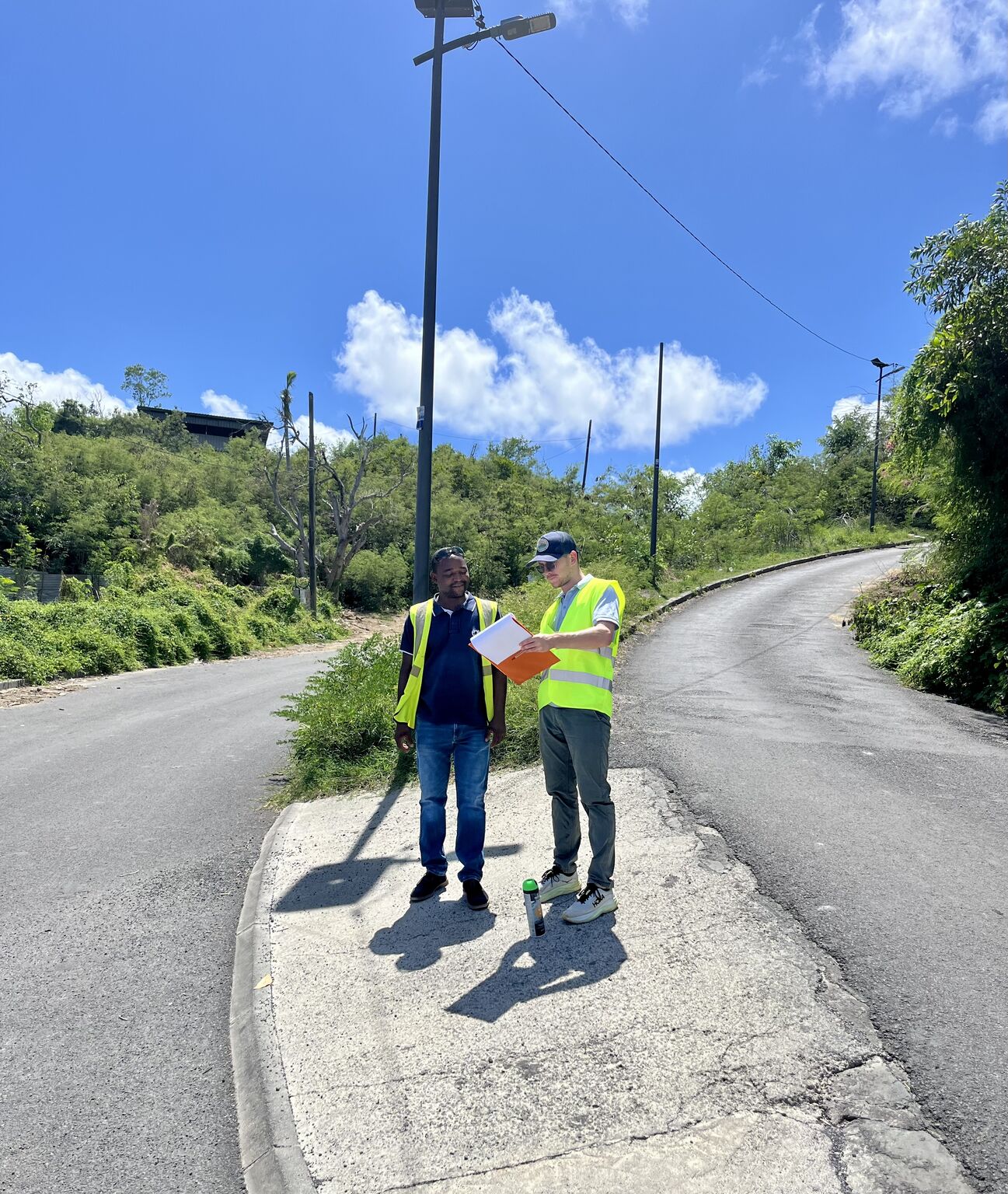 Piquetage de la signalisation touristique à Mayotte par groupe gds