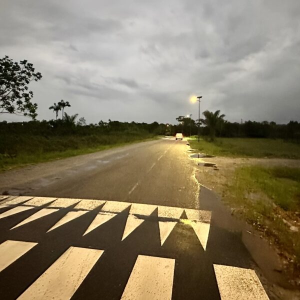 Candélabre solaire éclairant une voirie en Guyane