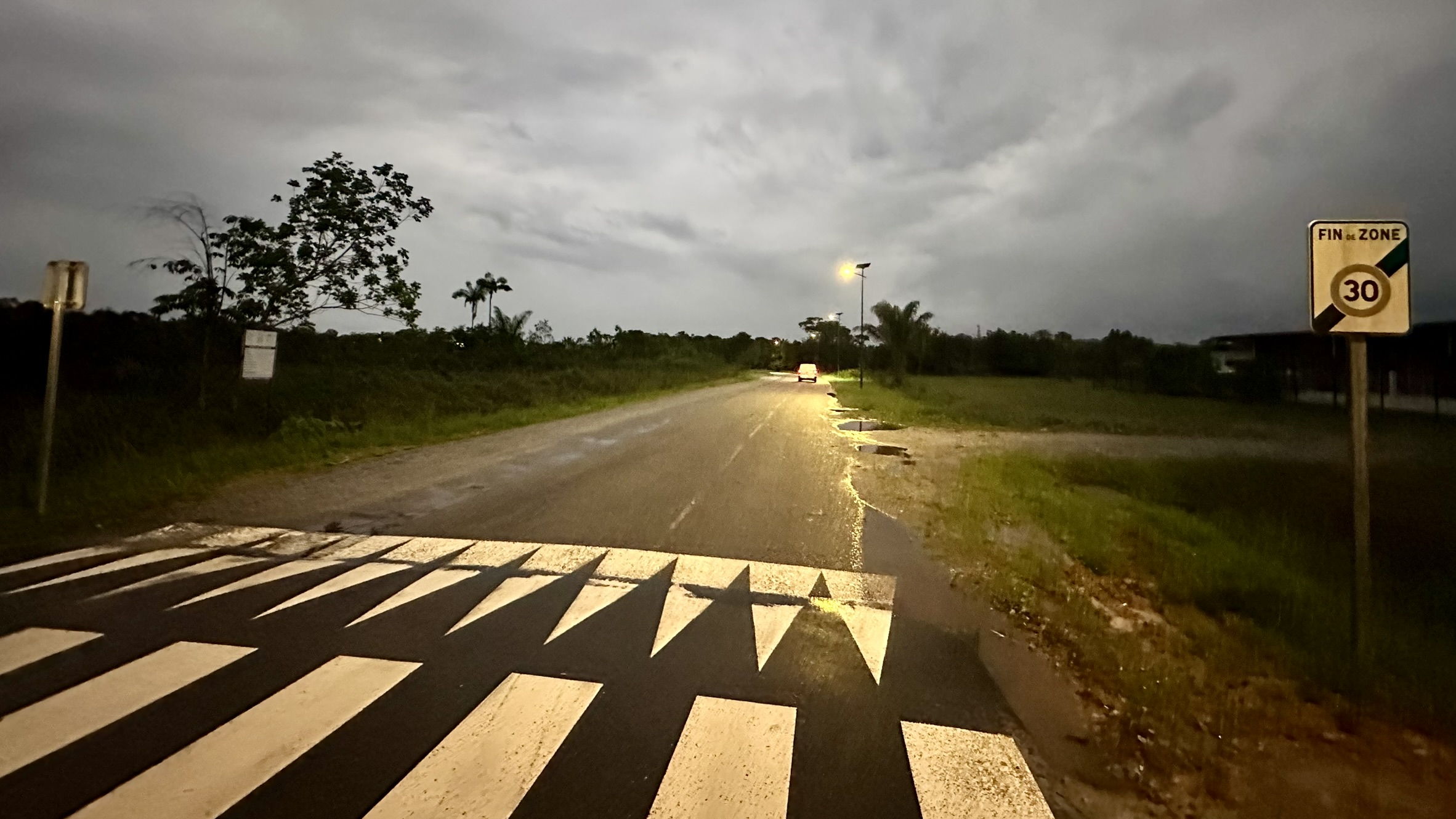 Candélabre solaire éclairant une voirie en Guyane