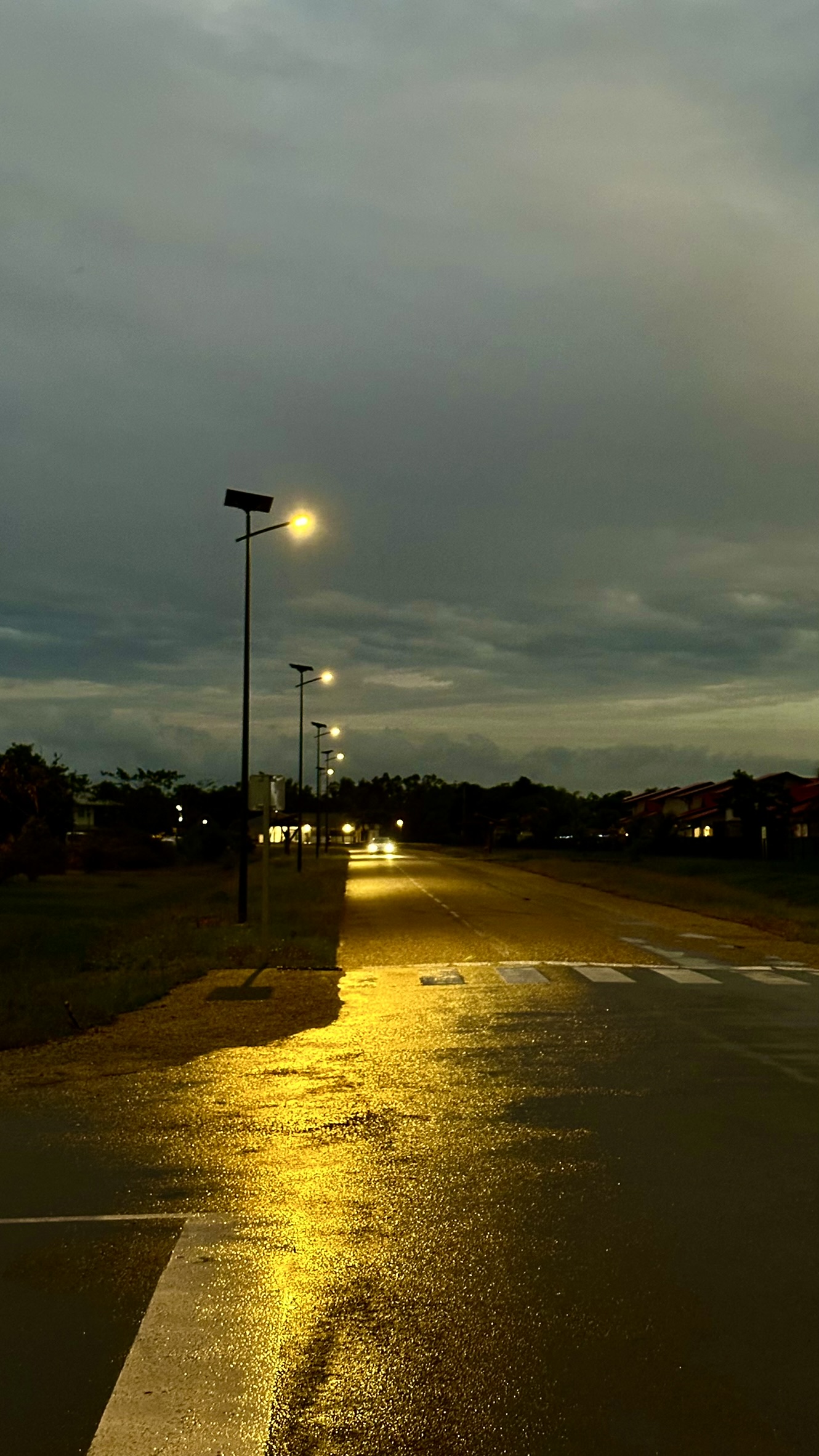 Candélabre solaire installé de nuit