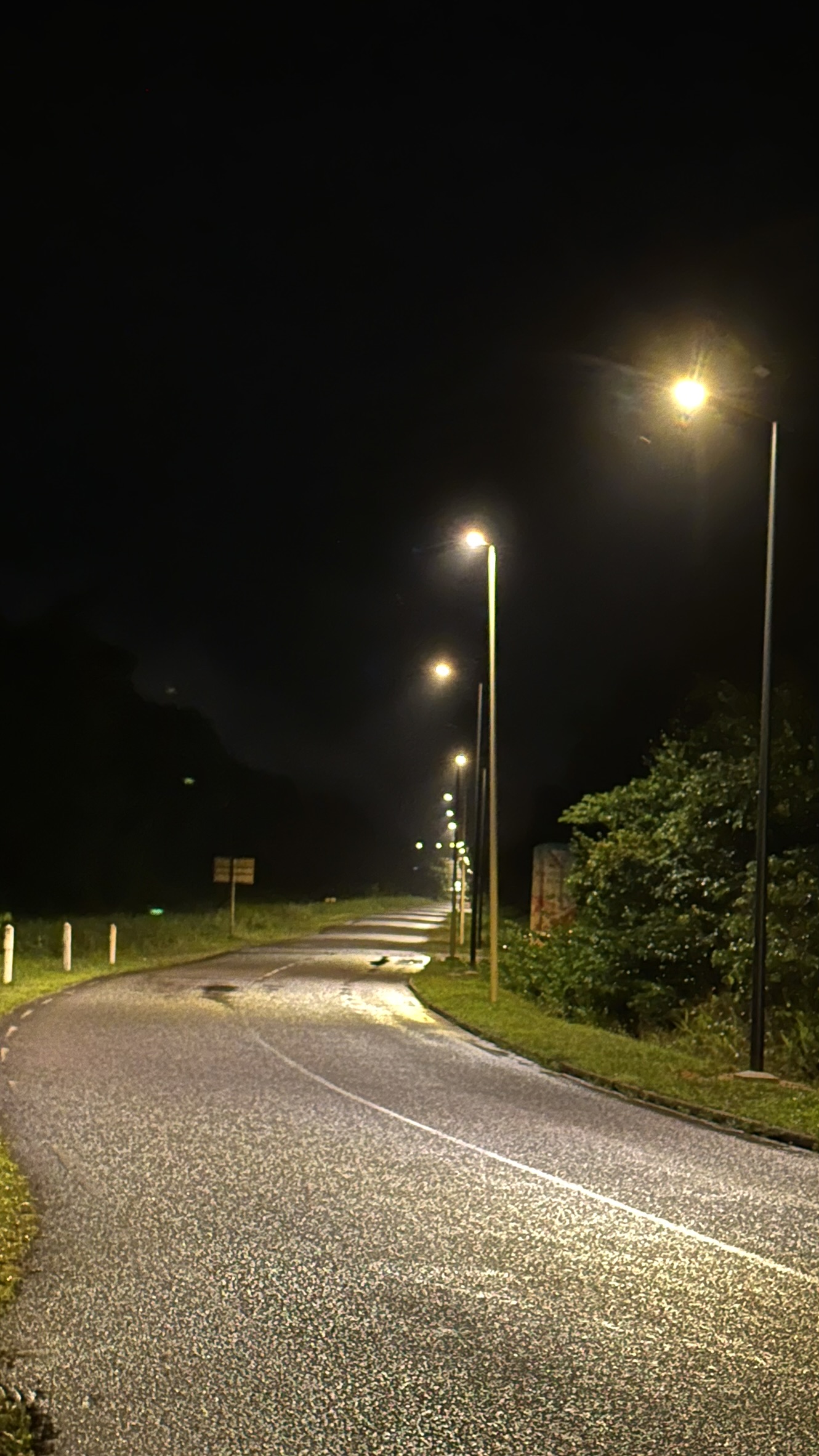Candélabre solaire éclairant une voirie en Guyane