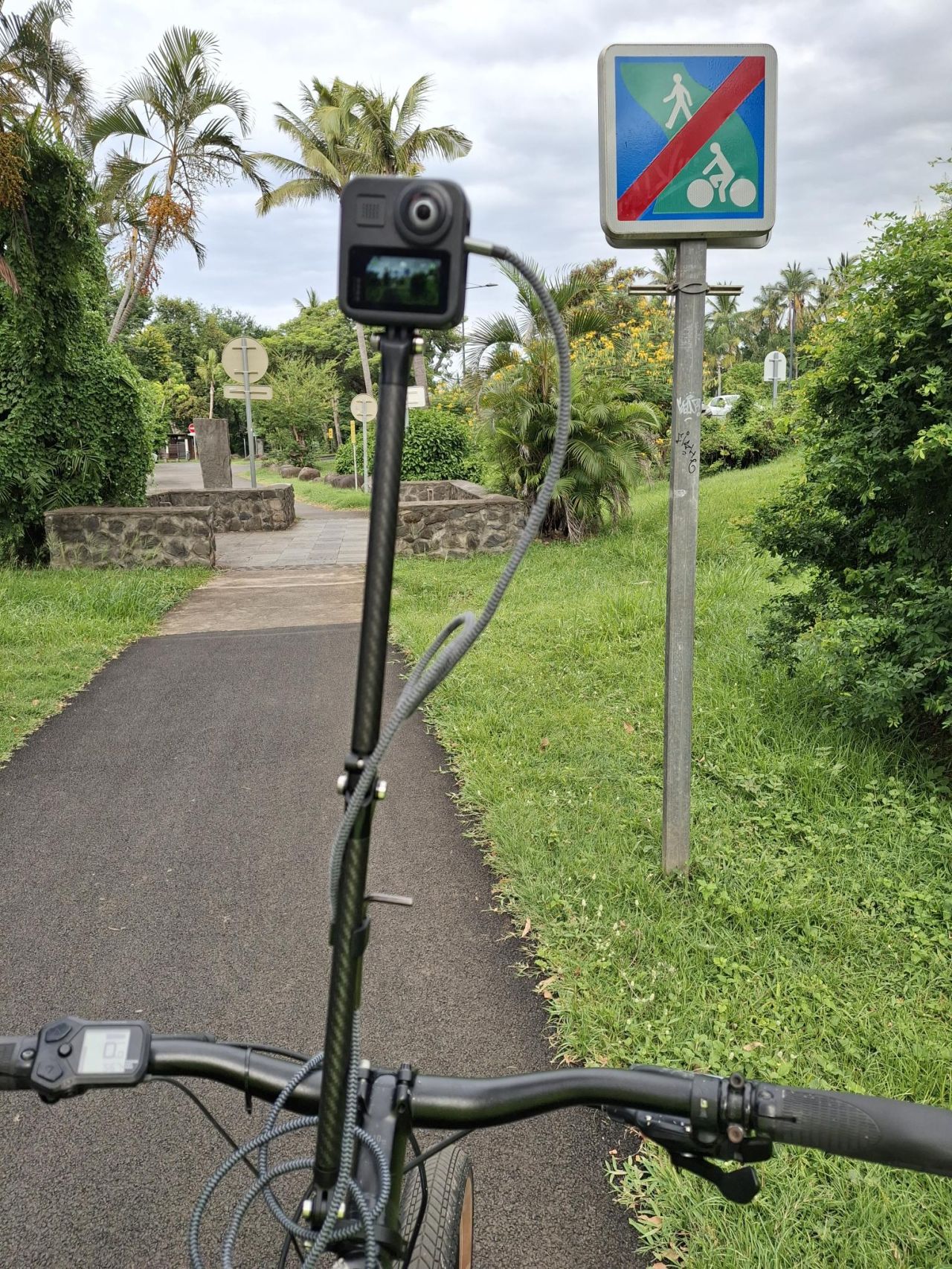 relevé terrain à vélo pour étude de jalonnement cyclable à La Réunion